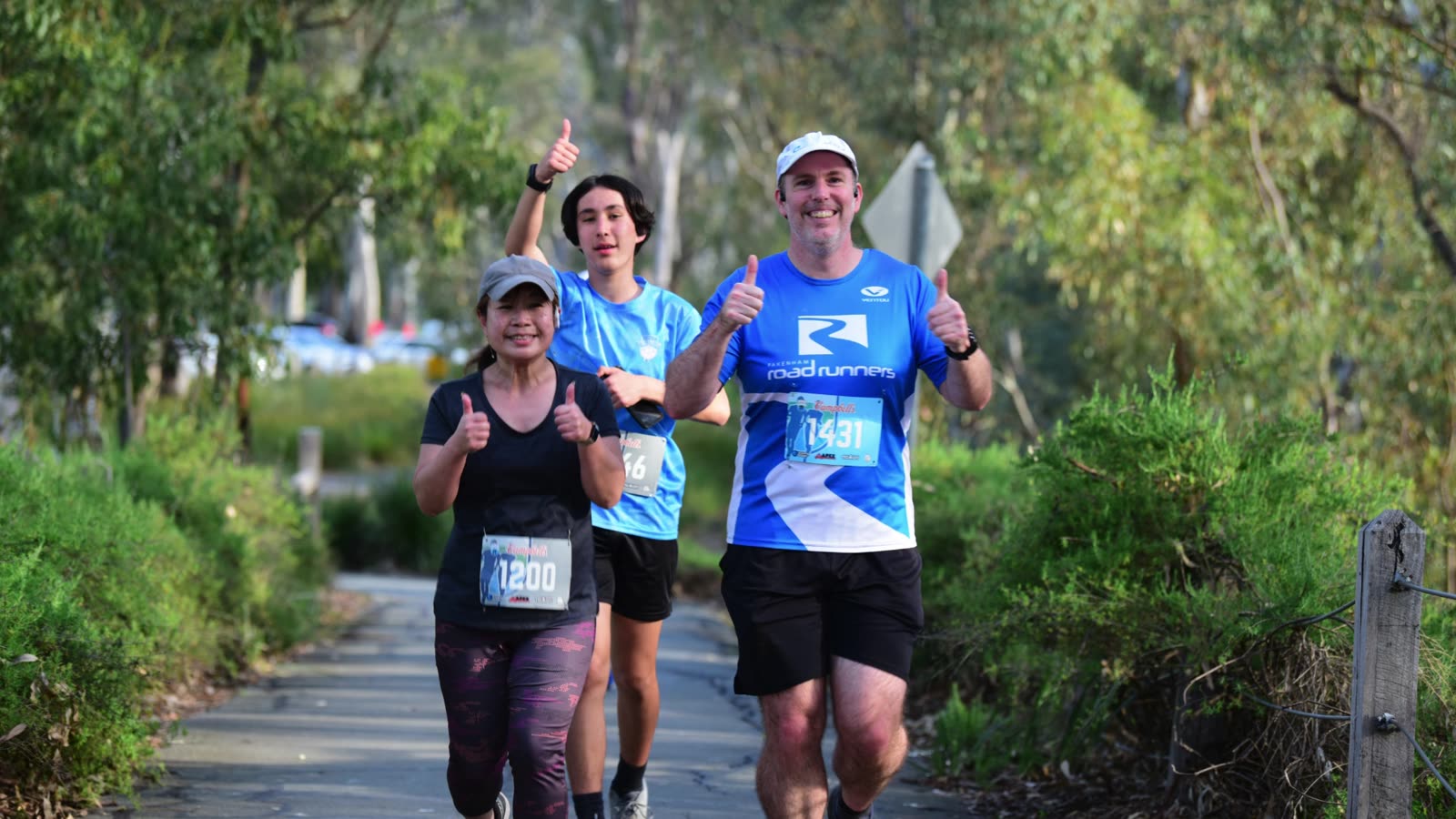 Runners giving the thumbs up on the Shepparton course
